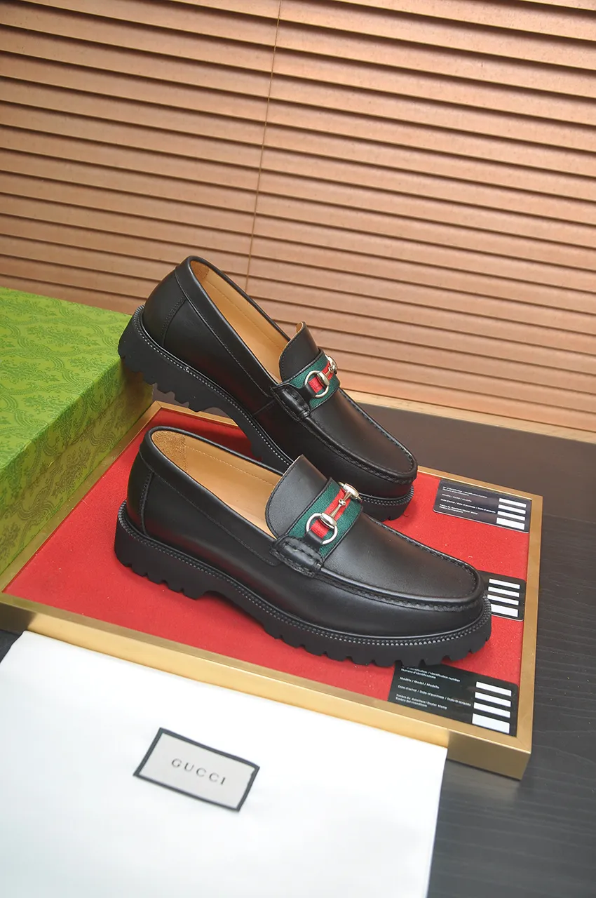 Men's shoes💰560💶Italy's top luxury men's shoe giant (GUCCI) (Gucci) (full cowhide lining) new arrival🍃Original European style🔰 Pleasant to the eye😍In order to make the shoes more durable and non-deformable🌀The production continues to follow traditional methods but there is still no lack of innovation💪Choose original sheepskin for the leather♻️ Smooth and natural And extra bright ⭐Made of imported cowhide, the first choice of rich people 38-45 (45 customized)